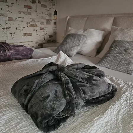 Duli With Private Hot Tub And Free Parking *