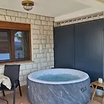 Duli With Private Hot Tub And Free Parking דירה ראבץ