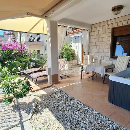Duli With Private Hot Tub, Bike Box And Free Parking Apartment