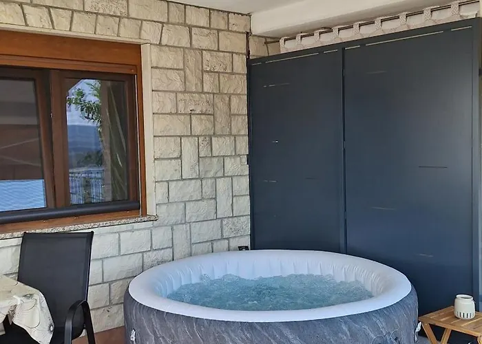 Duli With Private Hot Tub And Free Parking 아파트 라벡